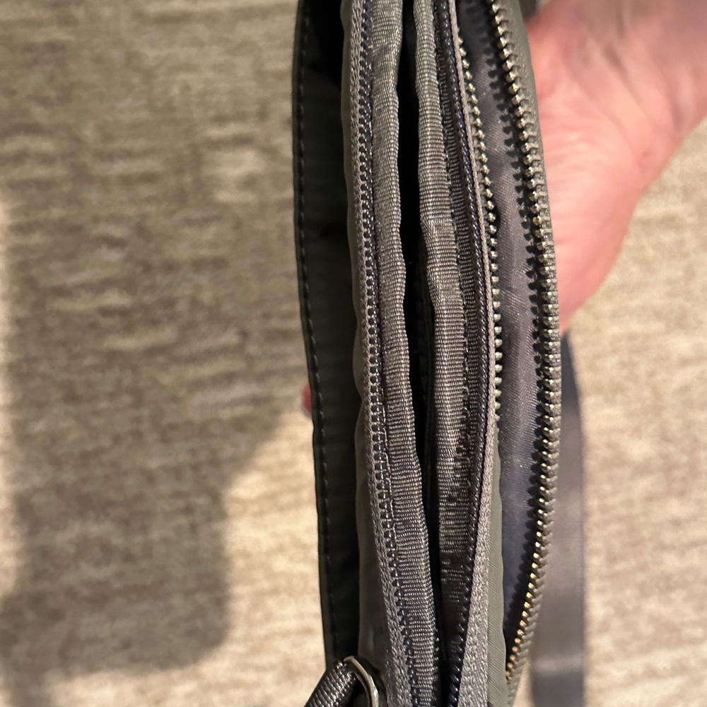 LULULEMON: Crossbody wallet bag. Olive green! - Picture 4 of 6